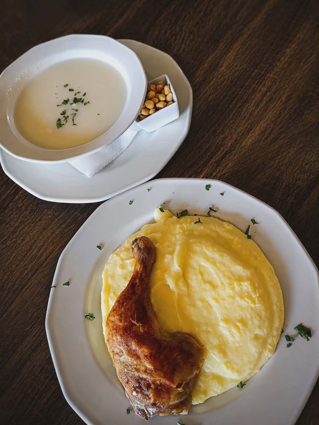 Set menu: cream soup and chicken leg with mashed potato