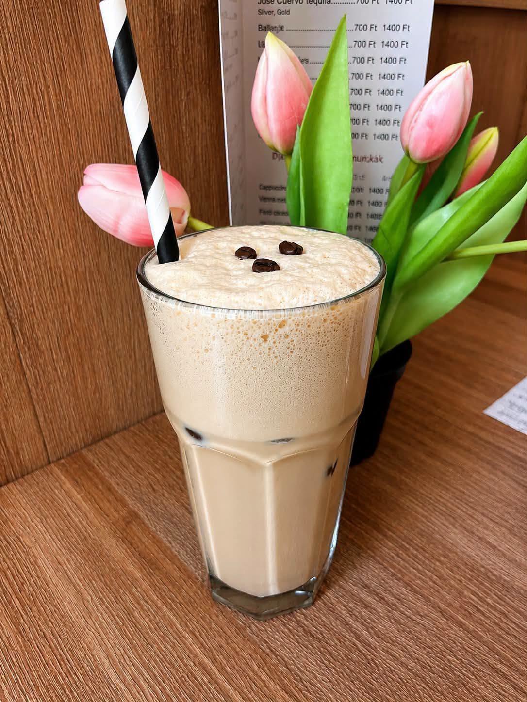 Frissen főzött kávé, latte, forró csoki, tea